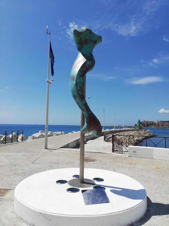 La Torretta Di Piero Con Terrazzi E Parcheggio Privato Citra Zero Zero Ottanta 31Lst0282 Apartment Imperia Luaran gambar